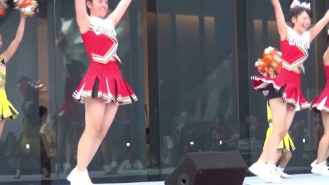 地方の複合施設イベントに参加　激カワ赤ユニが眩しいkチアダンスチーム