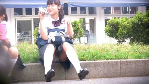 パンツに染みの嬢、生足でパンツを見せる嬢。盗撮