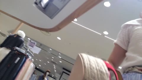 ショップ店員#77 イマドキな美人お姉さんの無防備なスカート内！