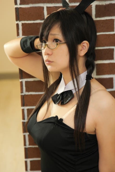 巨乳眼鏡っ娘。メイドコスプレセクシー画像