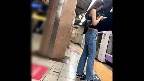 ノースリーブ へそ出し スキニーデニム！かっこ良すぎるスレンダーお姉さま【街中風景015】