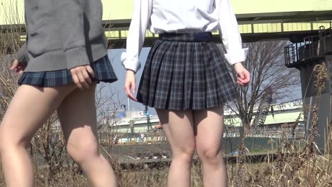 [制服JK]土手でチラチラおパンツとお尻スケスケ白パン&水色