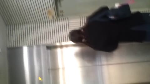 【悲鳴】制服ＪＫをエレベーター密室でパンツ捲り上げ痴漢