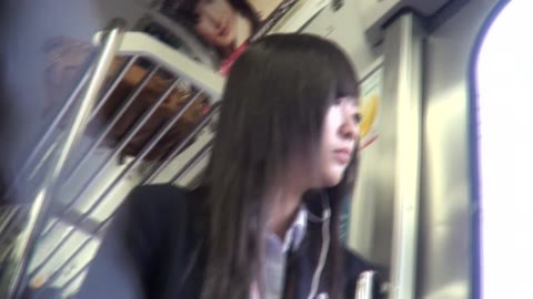 盗撮。制服JKの生脚。高画質
