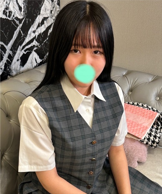 《個人撮影》同じクラスの男子と最近付き合い始めたばかりのおぼこい処女J〇を無理ハメ「おじさんヤバすぎ！」初めての精子に興味津々