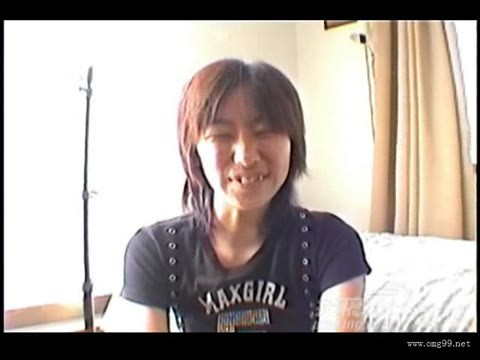 日本人の若い女の子。猫を出血。
