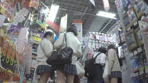 パンチラ2人組JKカラコン選びながらお尻を突き出し逆さ撮り20