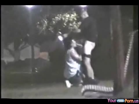 海外。公園のベンチで立ちんぼ娘にフェラしてもらっている男を盗撮