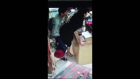 【本物】店長と店員がレジでセックスしてるｗｗｗｗ
