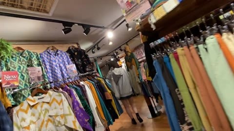 【パンチラ盗撮】放課後に独りで遊んでいたスレンダー美脚炉利女子K生の食い込みプリ尻Tバックを凸撃撮