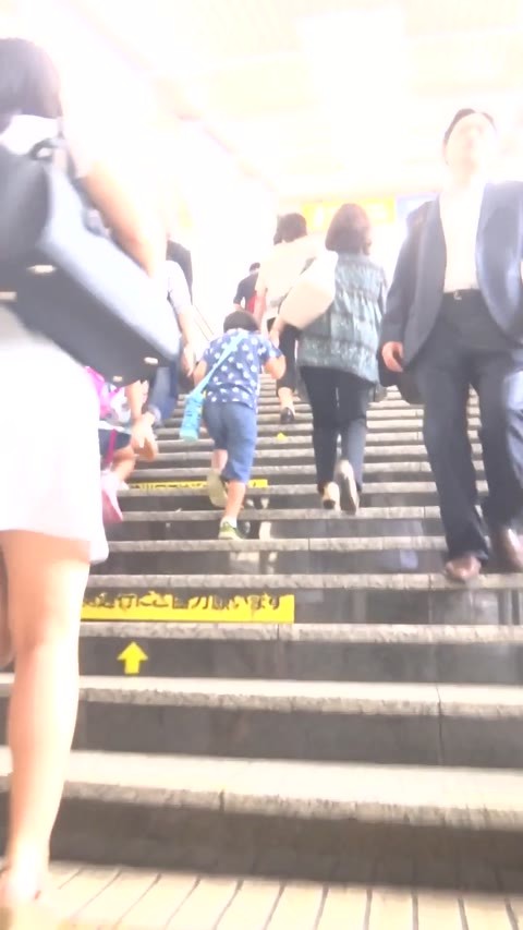 パンチラ盗撮 OLさん 白パンツがタイトミニの股間からハミだし