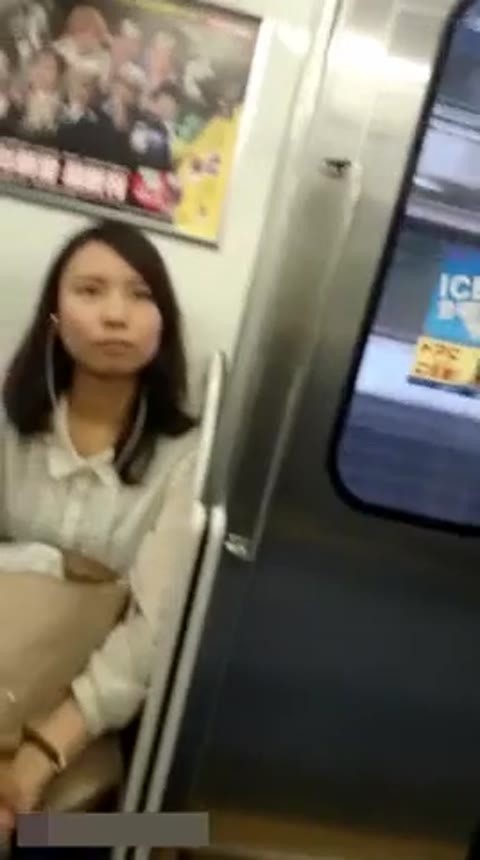 ガッツリ見られても容赦なくパンチラ