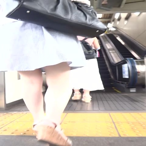 [★新作]パンチラ盗撮 モデル系女子 開脚で黒パンツ超接近撮影