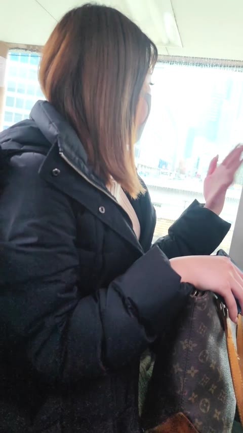 【腋毛超接写】コートの下に隠されたノースリーブ美女の肉厚ジョリ腋を超接写