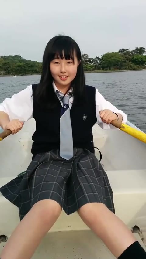 パンチラ【色白で可愛い顔の水玉パンツ】33