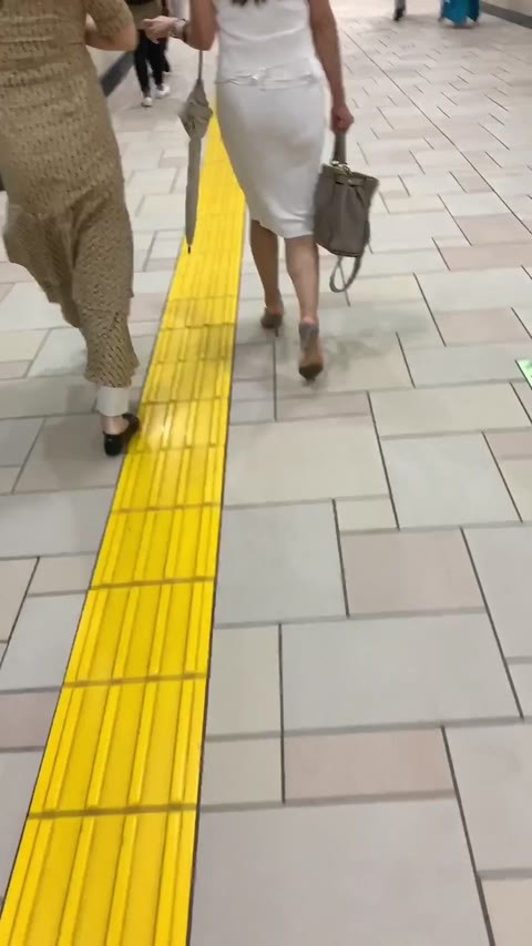 至高の逆さ撮りの瞬間54！美熟女知的OLのナチュストの中身は食い込んだエッチなピンクでした・４度アタック