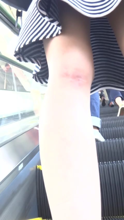 パンチラ盗撮 女子大生 花柄ピンクパンツ直撃