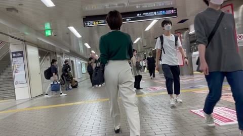 小柄でプリプリの美尻を見せつける白パンOL