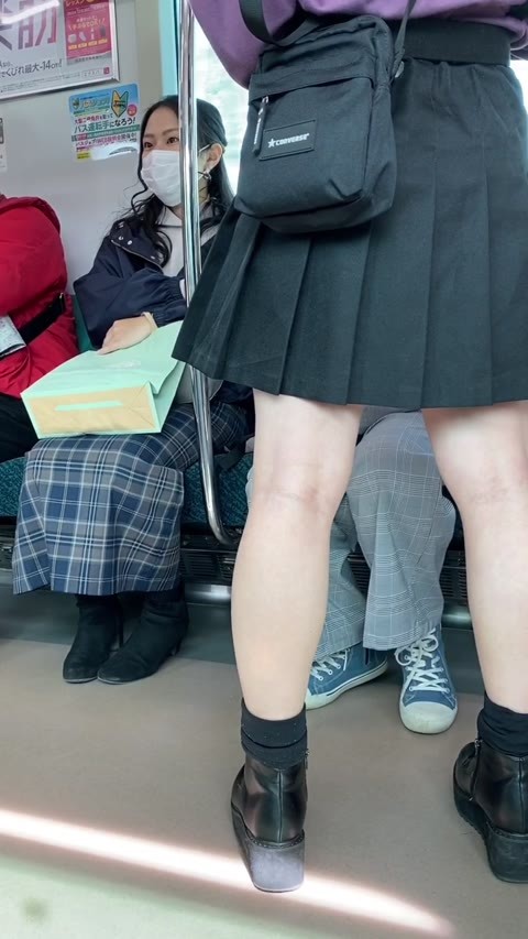 JK風私服美女のエロ過ぎるミニスカ立ち生脚178