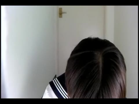 和式にまたがる女を待ち受けるカメラ。盗撮