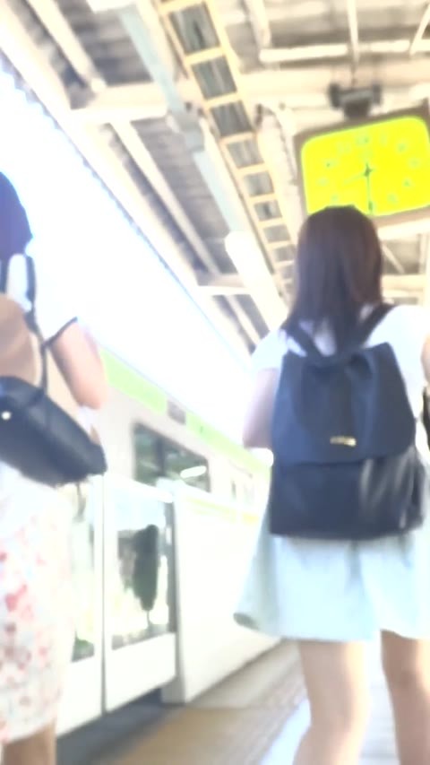 パンチラ盗撮 女子大生 薄紫色パンツをエスカ駆け上がり中に撮影