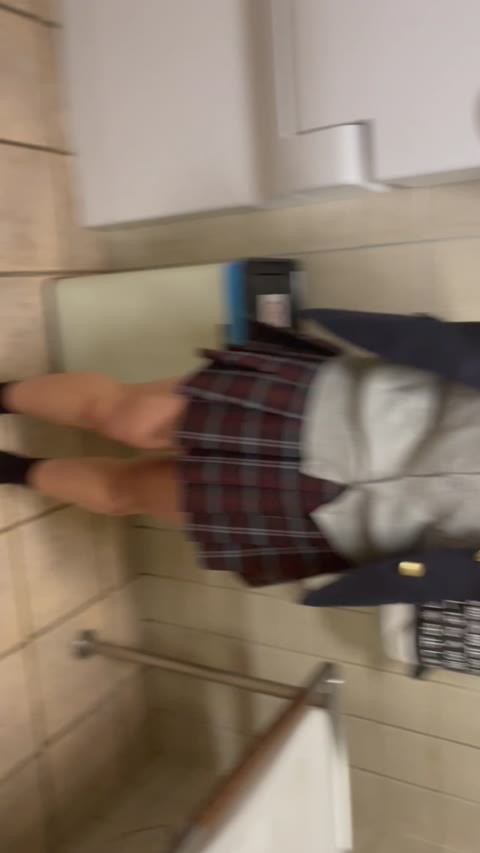 可愛い赤チェの子の下着を至近距離で！