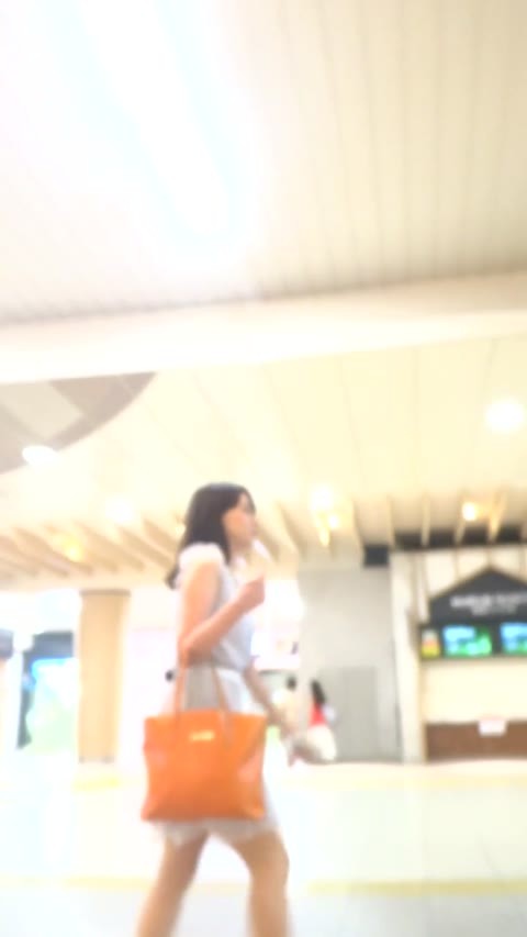 [★顔出し]パンチラ盗撮 OLさん レース付き白パンツを超接近撮影