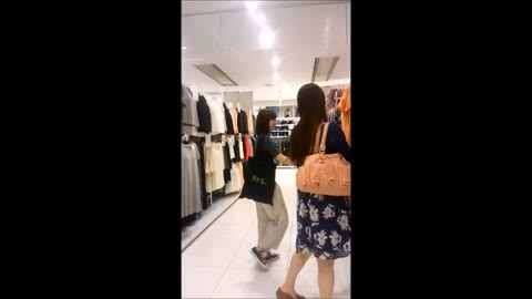 買い物中 お姉さんのパンチラ　15　(広角レンズ）