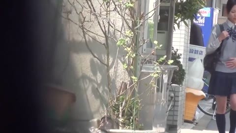 制服女子の野外おしっこアルバイト1