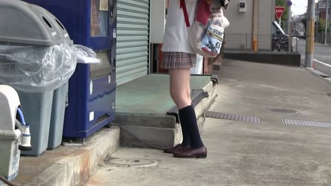 リュックでうっかりまくれ上がったスカート　パンチラ女学生