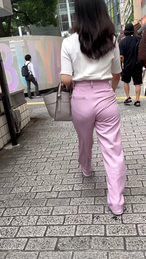 若くて活きの良いデカ尻とパンティラインを豪快に浮き出しつつはみ出たエロ肉で男を挑発！ 下品なパンツスーツ 生意気小娘編