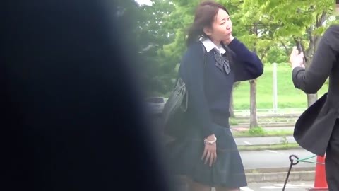 制服女子の野外おしっこアルバイト3