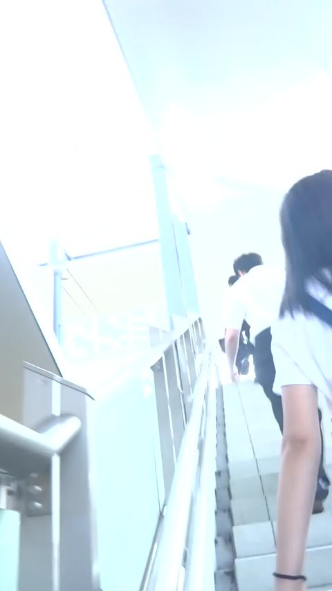 パンチラ盗撮 女子大生 Tバックピンクパンツを逆さ撮り