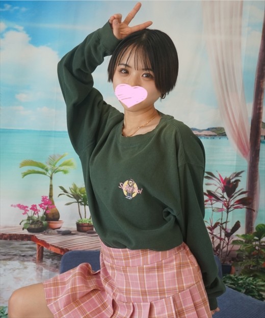 あどけなさを残す小柄でかわいい女の子の無防備食い込みピンクおパンティ