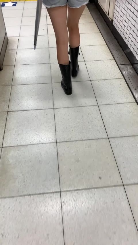 【再販商品SALE】デニムショートパンツから覗くハミ尻！肉尻とはまさにこのこと！エロいカジュアルOLのエスカレーター待ち【6】